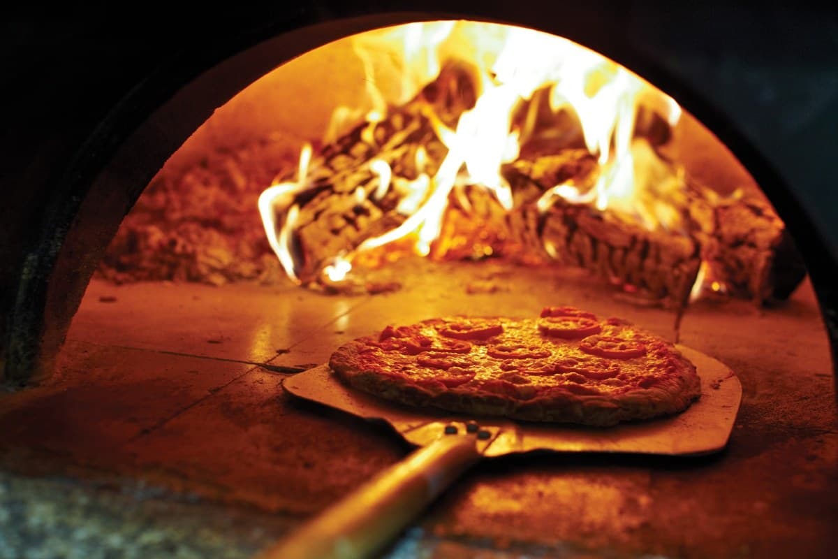 Pizza pe lopată, în gura cuptorului